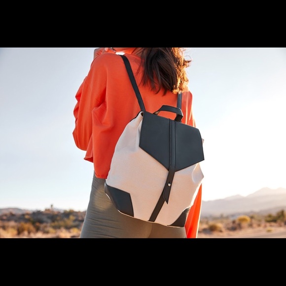 NEW Canvas And Faux Leather Backpack 🎒 - Picture 4 of 8